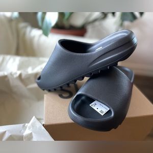 YEEZY SLIDE BLACK SIZE 10 MEN